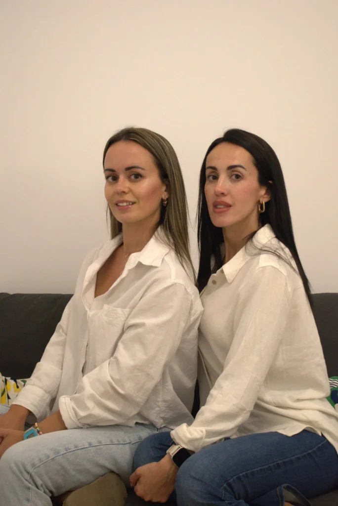 Laura y Angela sentadas juntas.