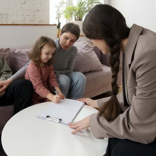 padre-e-hijo-hablando-con-psicologo